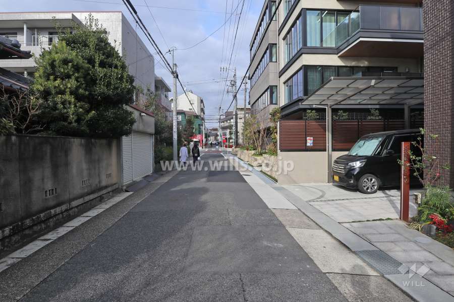 敷地西側の前面道路
