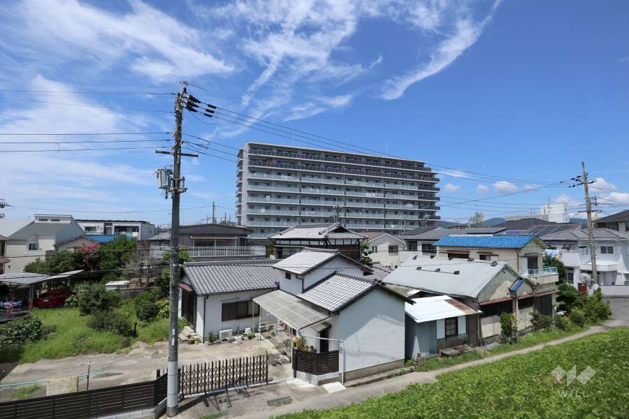 レーベン高槻エアリープレイスの遠景。周辺は静かな住宅地です。