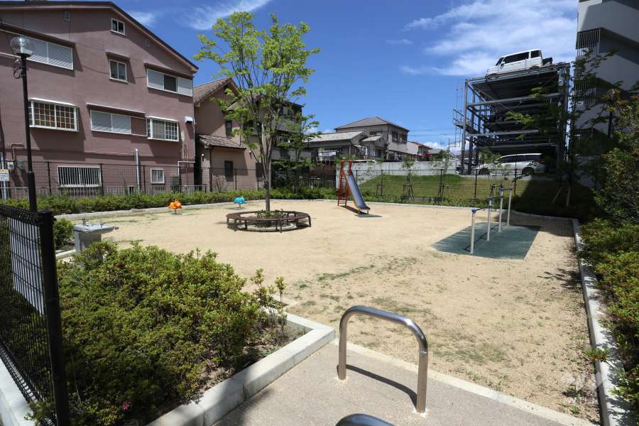 敷地に隣接するけやき児童遊園