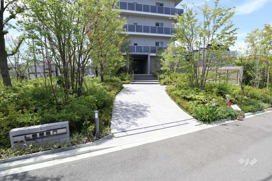 エントランスアプローチ（四季の小道）