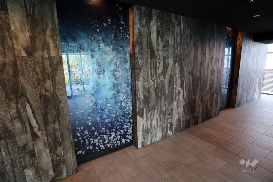 エントランスホール。壁面は石目模様のせっ器質タイル貼りです。