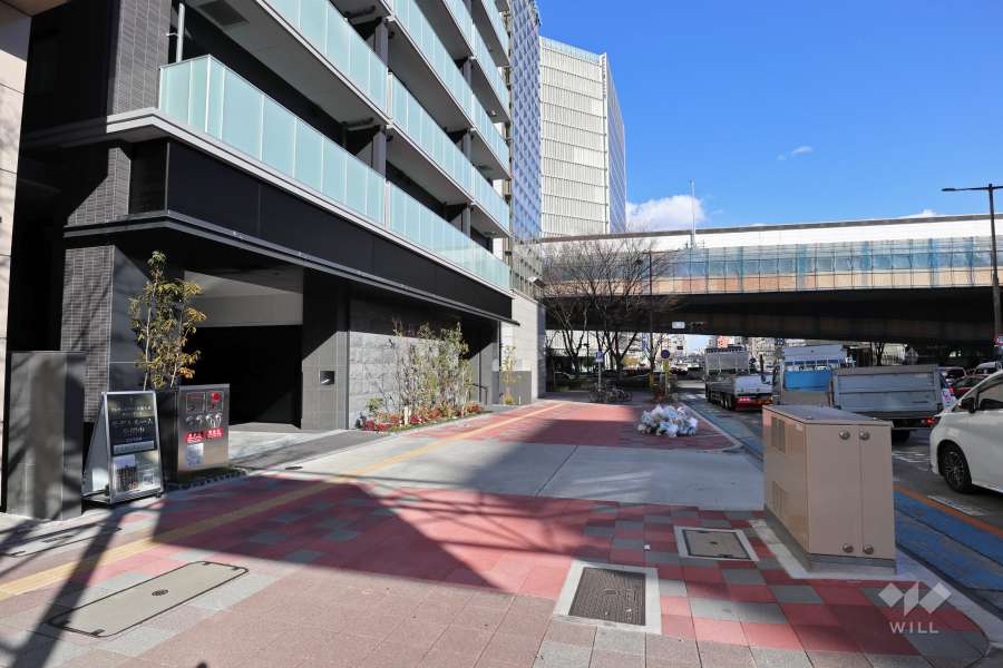 敷地南側の前面道路（西側から）