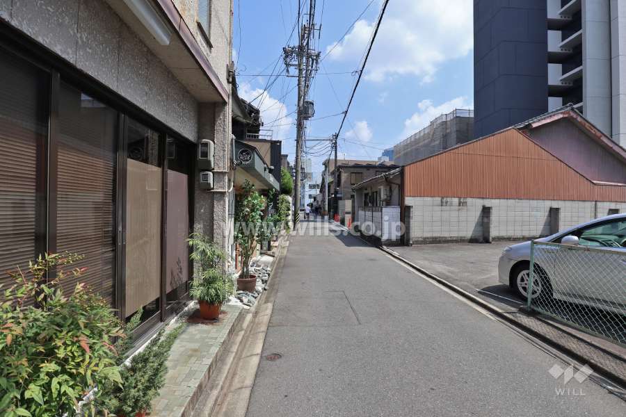 敷地北側の前面道路（西側から）