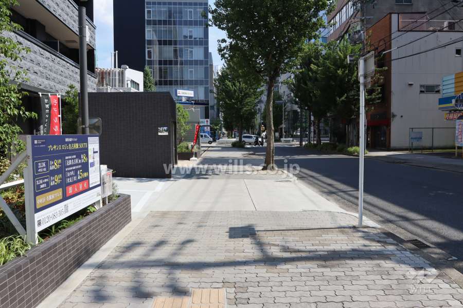 敷地西側の前面道路