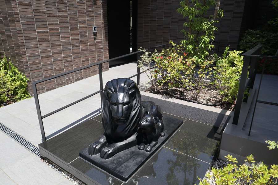 エントランス前にはシンボルのライオンがいます。