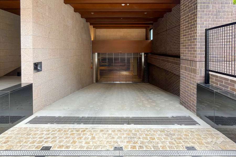 駐車場の出入口（リングシャッター付き）