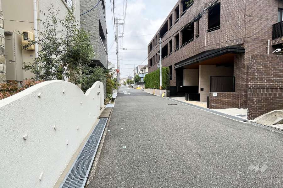 敷地南側の前面道路（東側から）