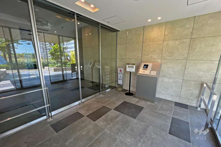 エントランスはオートロック付です。