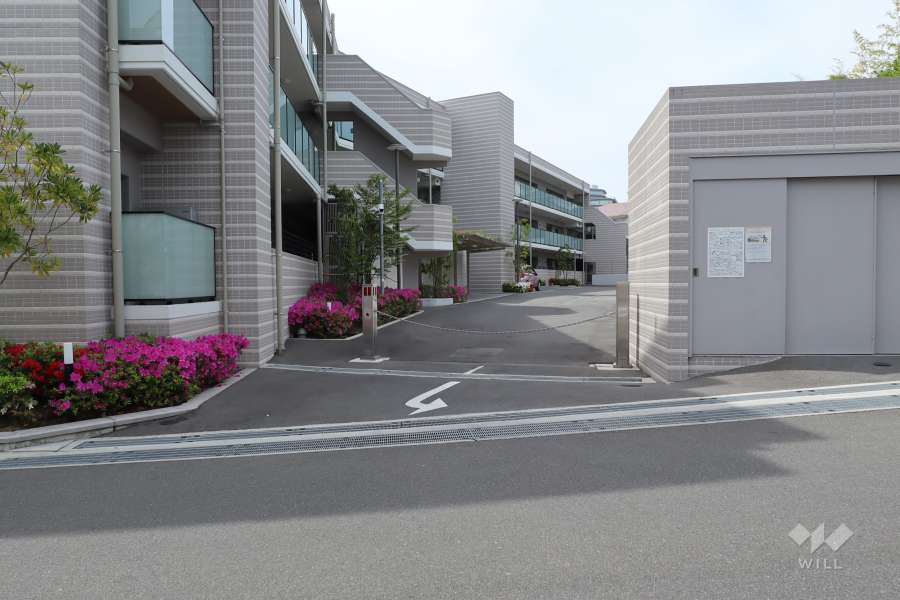 駐車場の出入口(ロボットゲート付き)