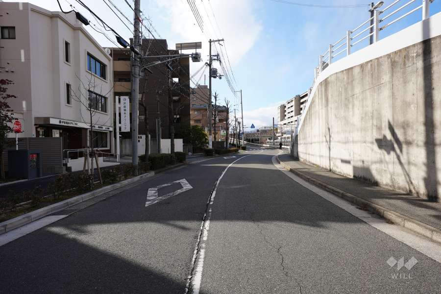 敷地北側の前面道路（東側から）