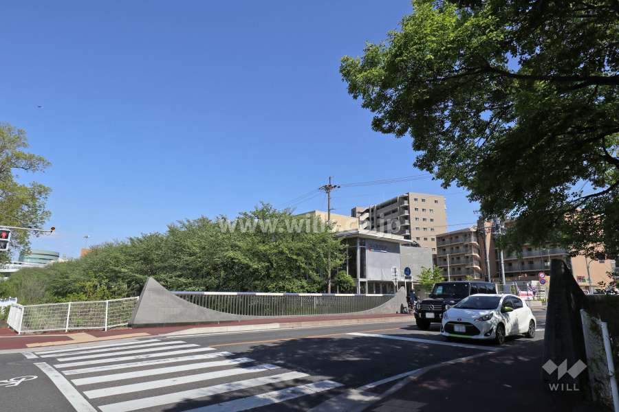 プレサンスグラン名城公園の遠景。周辺には緑豊かな堀川が流れます。