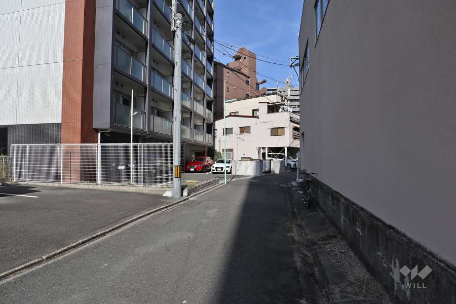 敷地東側の前面道路（南側から）