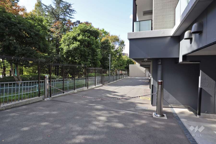 駐車場の出入り口（ロボットゲート付き）