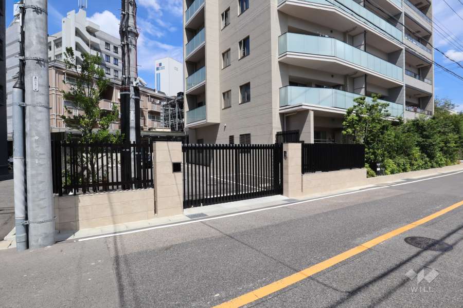 駐車場の出入口（ゲート付き）