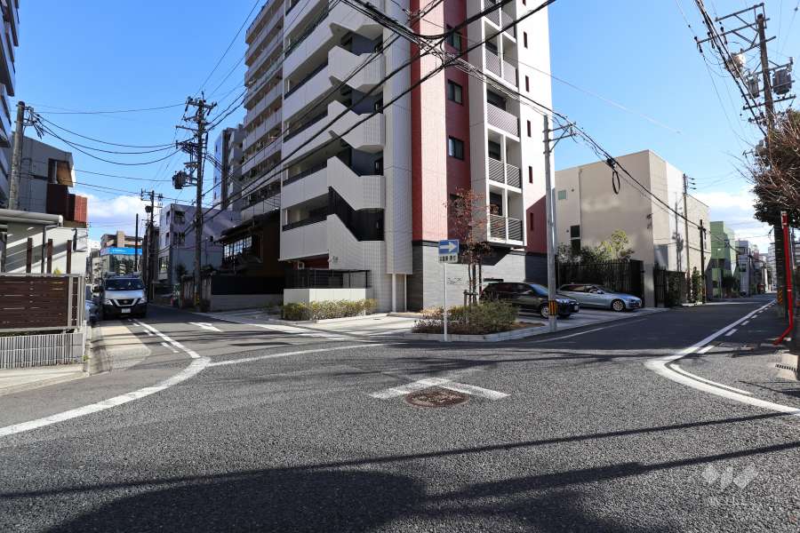敷地北東側の前面道路（北西側から）