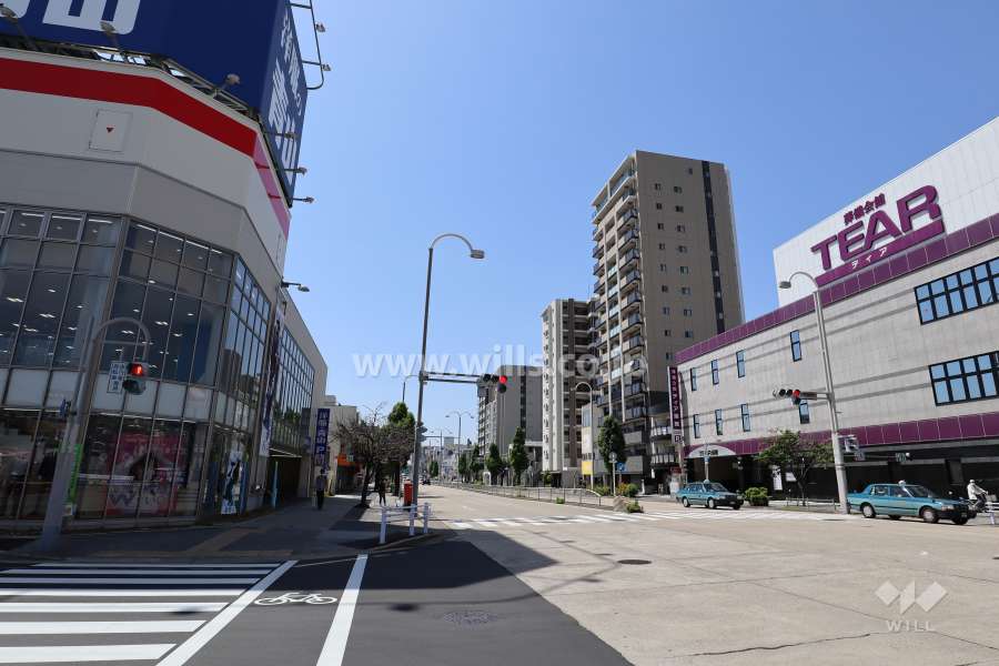 周辺は住宅の他、店舗や事務所が混在する商業地です。