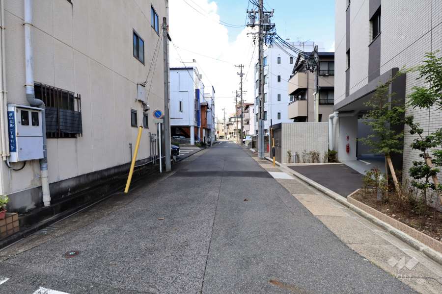 敷地南西側の前面道路（南東側から）