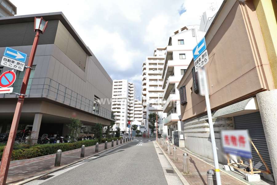 敷地西側の前面道路（南側から）