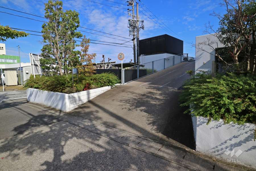 駐車場出入り口（2階部分）