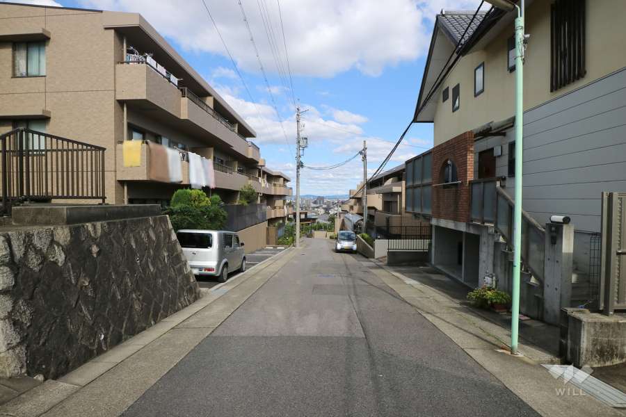 敷地南東側の前面道路（南西側から）