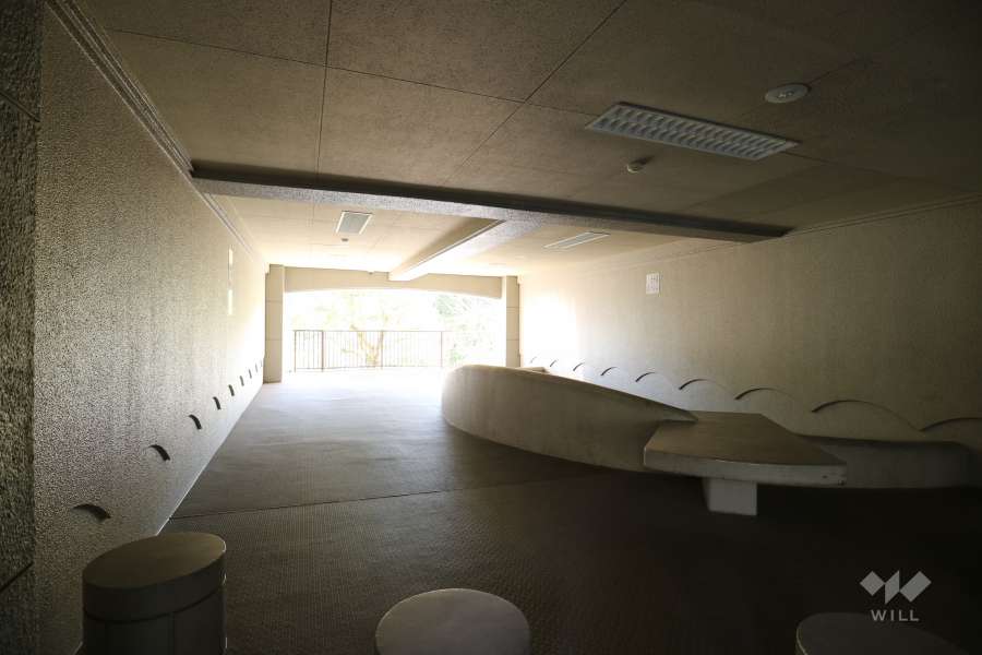 ピロティに設けられた広場