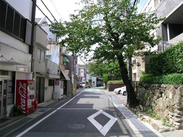 周辺は駅前ながら、落ち着いた雰囲気