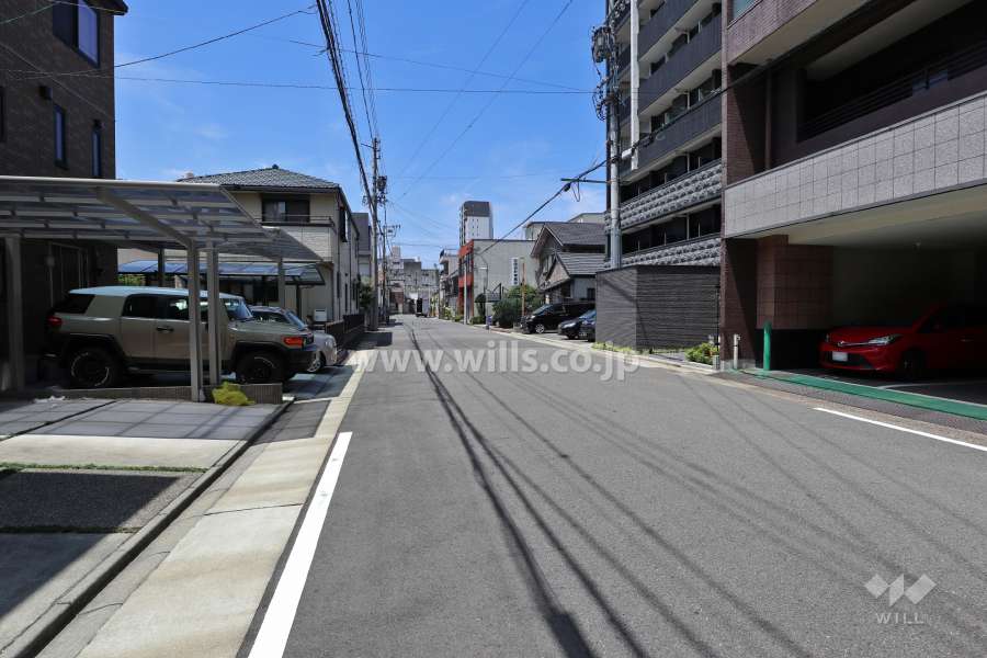 敷地南側の前面道路（東側から）