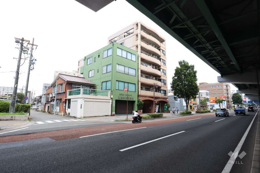 シティコーポ新開の遠景。敷地東側を名古屋高速3号大高線が走っています。