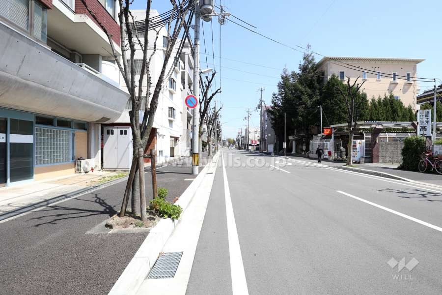 敷地北側の前面道路。西にまっすぐ行けば駅につながっています。