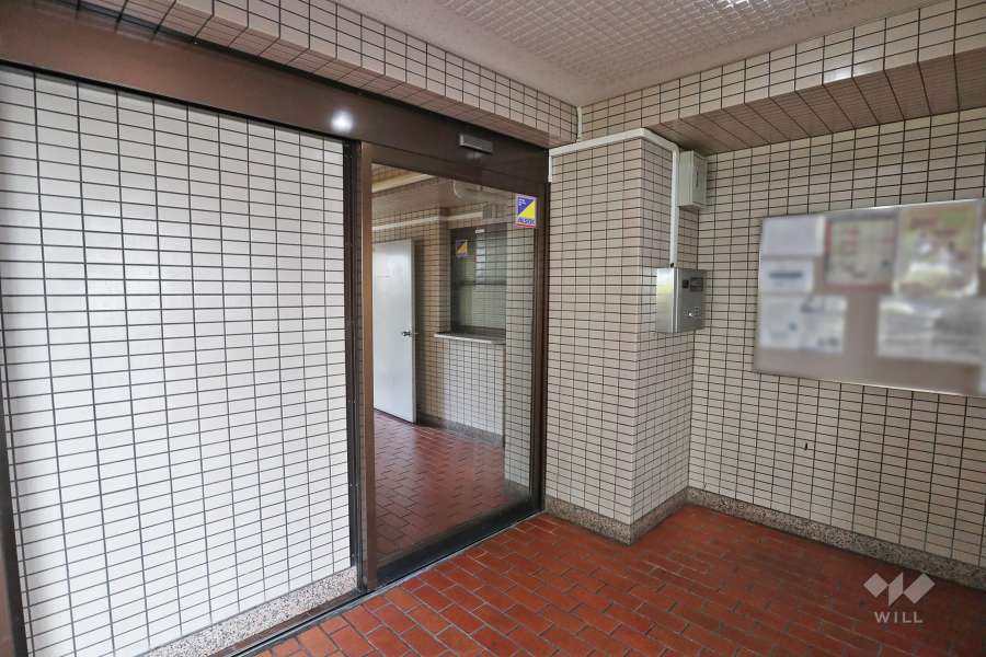 エントランスはオートロック付きです。