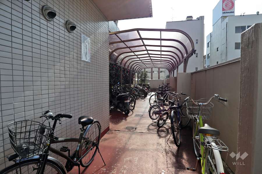 バイク置場と駐輪場