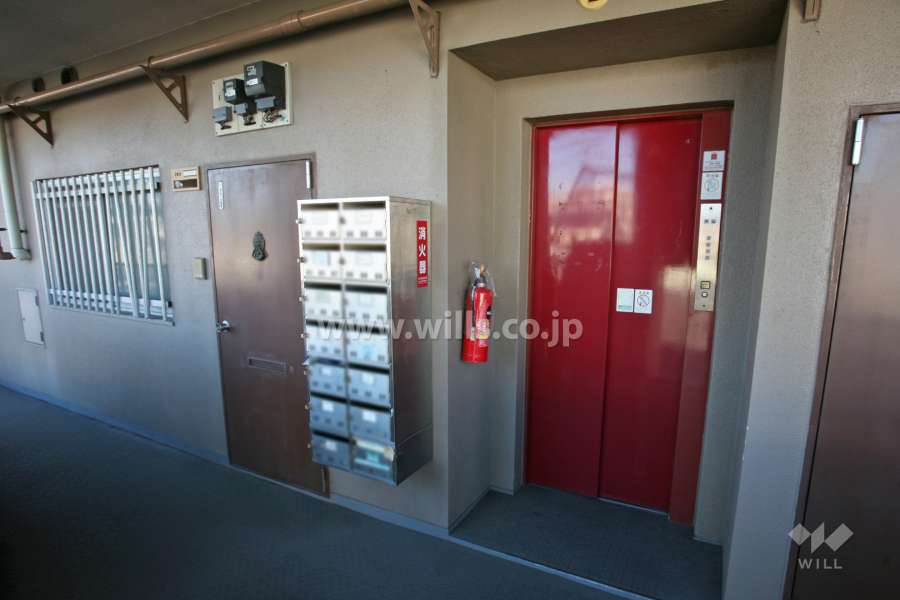 共用ポストとエレベーター