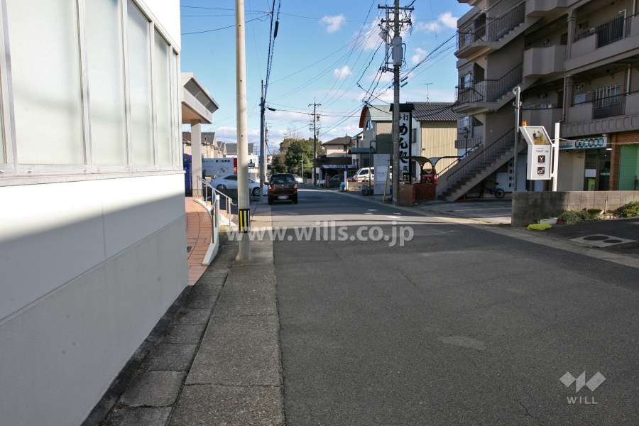 敷地北側の前面道路(西側から)