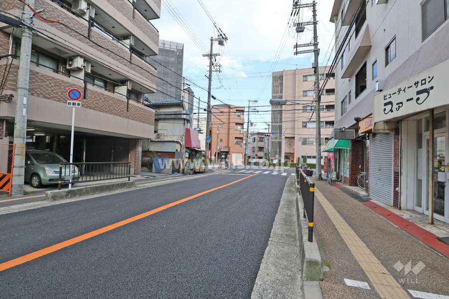 敷地北東側の前面道路(北西側から)