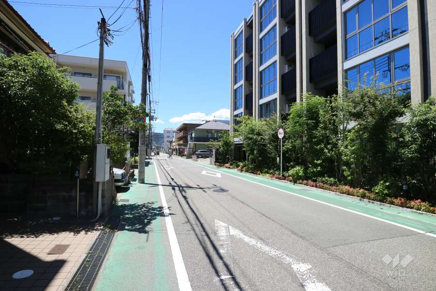 敷地南側の前面道路（西方向）