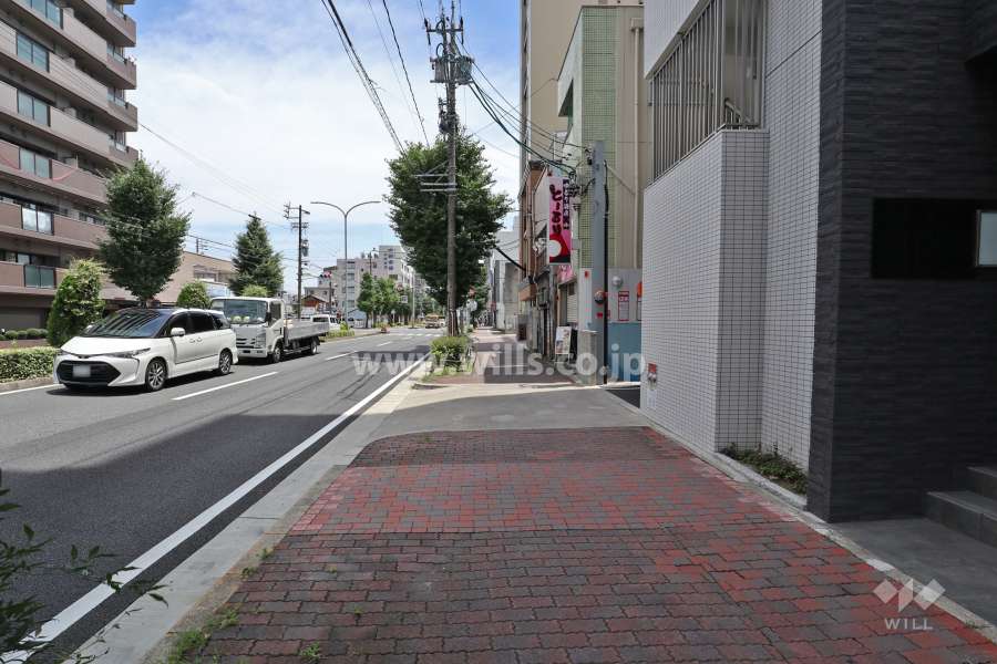 敷地北側は県道68号に面しています。