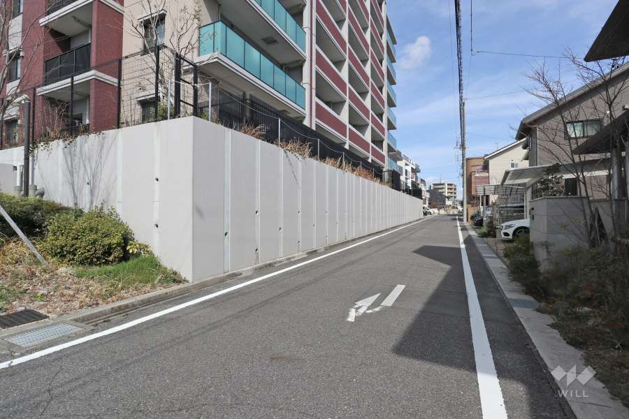 敷地南側の前面道路
