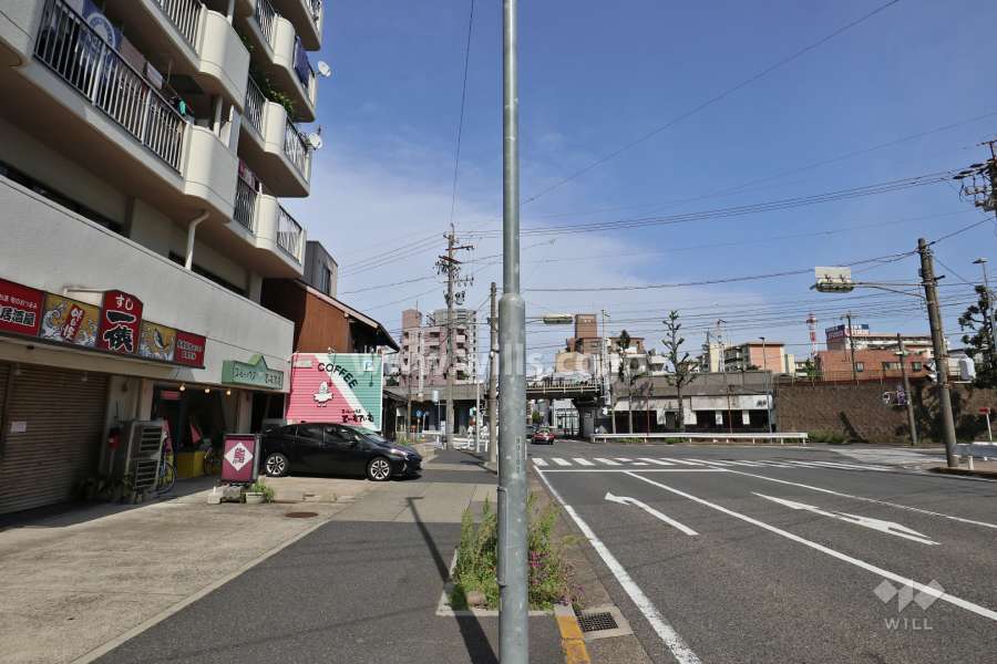 敷地南側の前面道路（西側から）