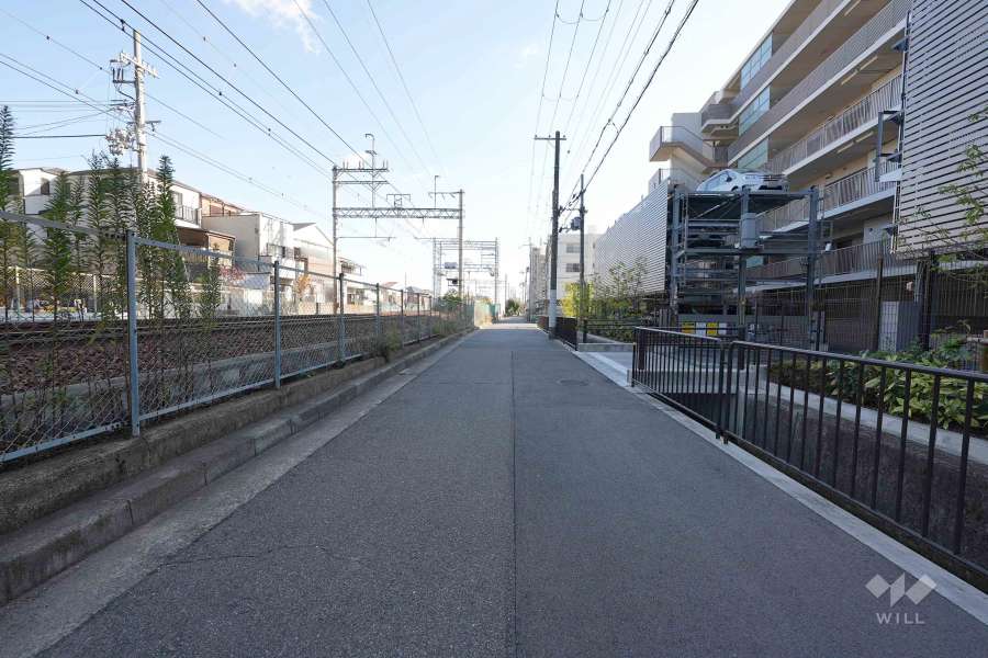 敷地北側の前面道路（西側から）