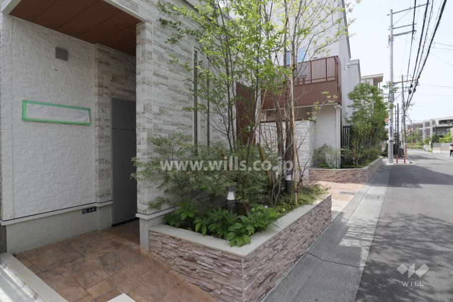 敷地内の各所に植栽スペースが設けられています。