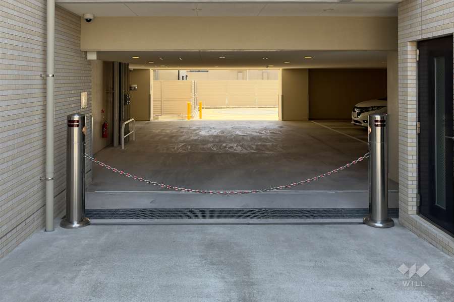 駐車場の出入口（ロボットゲート付き）