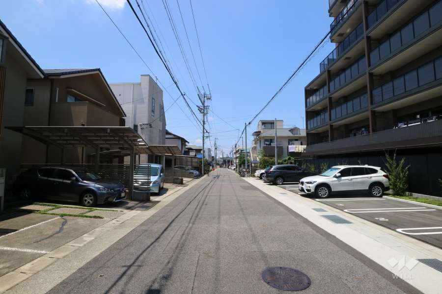 敷地南側の前面道路（東側から）
