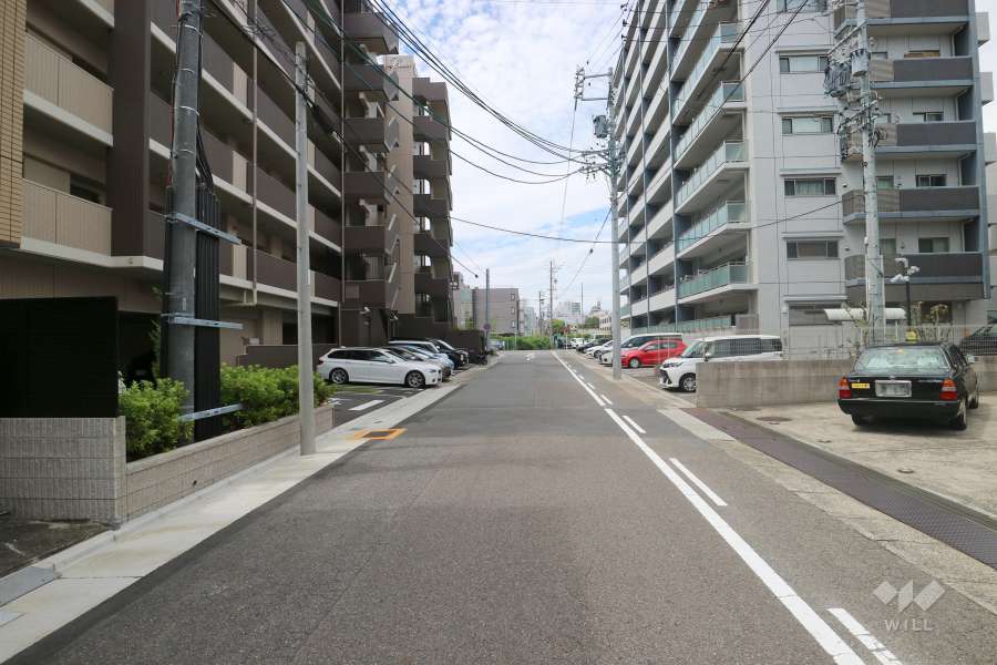 敷地北側の前面道路。道幅の広い一方通行の道路です。