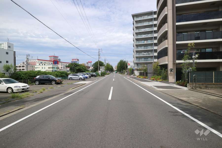 敷地西側の前面道路。二車線の一方通行道路です。