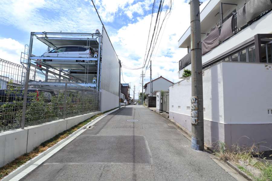 敷地の北側前面道路（西側から）
