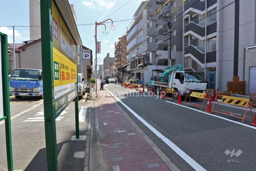 敷地北側の前面道路（西側から）
