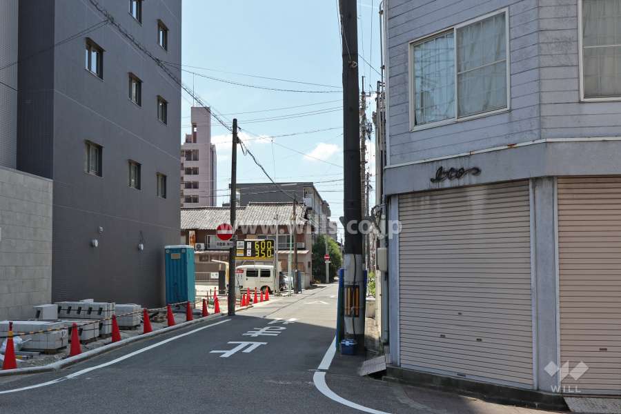 敷地西側の前面道路（北側から）