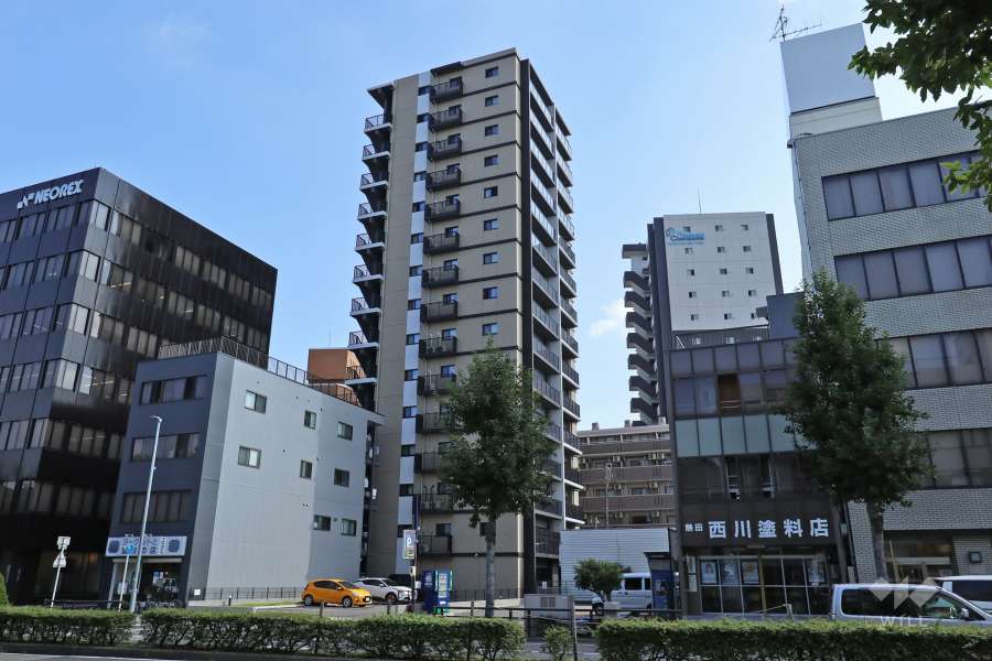 オープンレジデンシア神宮前の遠景。すぐ西側を県道226号熱田停車場伝馬線が走っていあmす。