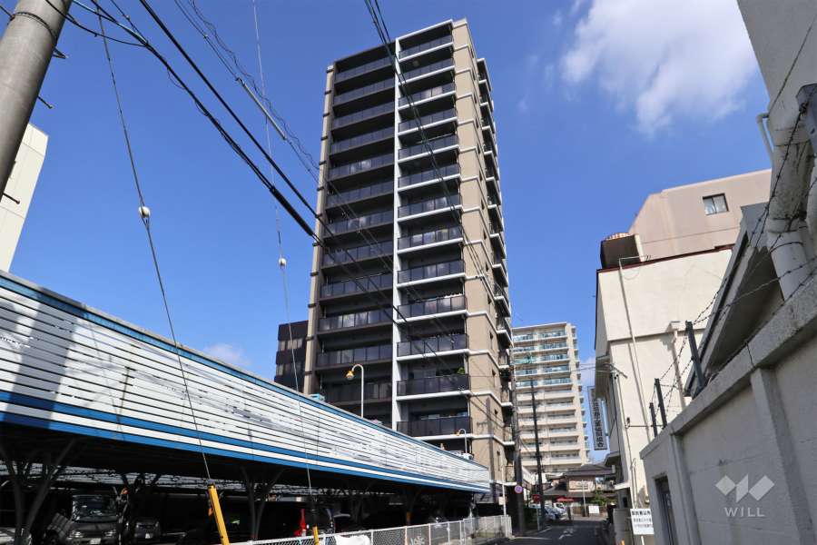 オープンレジデンシア神宮前の外観（東側から）