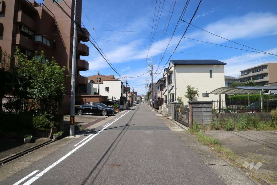 敷地北側の前面道路。交通量の少ない通りです。